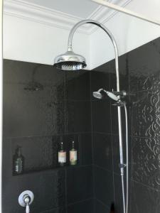 een douche met een douchekop in de badkamer bij Vineyard Views Rutherglen in Rutherglen