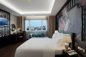Un dormitorio con una cama grande y una ventana. en PALAGO BOUTIQUE HOTEL, en Hanói 71 fotos más