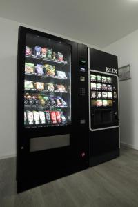 een zwarte automaat met eten en drinken bij Livingboxx Karlsruhe in Rheinstetten