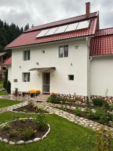 Casa blanca con techo rojo en Pensiunea Marydor, en Gârda de Sus
