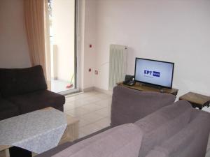 uma sala de estar com um sofá e uma televisão em B1 Apt Mytilini em Mitilene