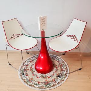 zwei Stühle und ein Glastisch mit einer roten Vase in der Unterkunft Cozy - Warm Studio in Incheon + 5 Fotos