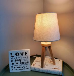 eine Lampe auf einem Tisch neben einem Schild in der Unterkunft Cozy - Warm Studio in Incheon