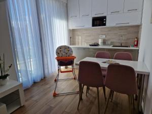Dapur atau dapur kecil di Apartman Borovi Divčibare