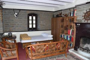 um quarto com uma cama e uma lareira em Orchard Oasis Home Stay em Mukteshwar