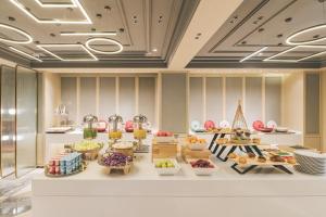 上海上海外滩南京东路亚朵酒店的提供自助餐的餐厅