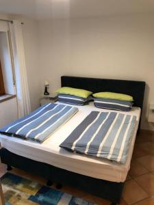Llit o llits en una habitació de Wohlfühl- Wohnung