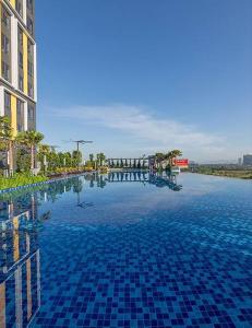 ein Pool mit blauen Fliesen auf dem Wasser in der Unterkunft [Insta-Loft] Walk to Malls, Xpark and food nearby. in Kangkar Pendas