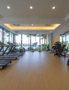 einen Fitnessraum mit einer Reihe von Pilates-Geräten in einem Zimmer in der Unterkunft [Insta-Loft] Walk to Malls, Xpark and food nearby. in Kangkar Pendas