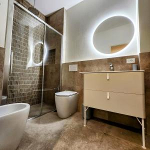 La salle de bains est pourvue d'un lavabo, de toilettes et d'un miroir. dans l'établissement b&b marconi 49, à Bologne