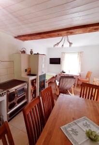 eine Küche und ein Wohnzimmer mit einem Tisch und Stühlen in der Unterkunft Waldhaus Klein-Veitsch, Auszeit im Grünen in Niederaigen