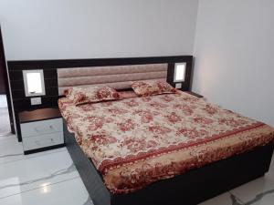 ein Schlafzimmer mit einem Bett mit auliculicululiliculicululicululicululicululicululicululicululicululicululicululicul in der Unterkunft Sindhu Villa in Lucknow