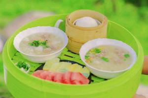 zielony pojemnik z trzema miskami zupy i warzyw w obiekcie Black Diamond Camping w mieście Khao Kho