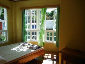 Rúm í herbergi á TRIPLE JS INN-SAGADA