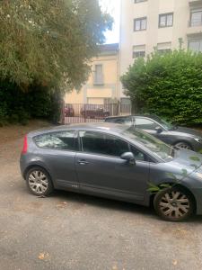 ein graues Auto parkt auf einem Parkplatz in der Unterkunft Villa Cécilia in Lourdes