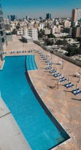 Výhled na bazén z ubytování Beach Front Duplex penthouse - Full Sea View nebo okolí