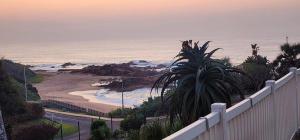 - Vistas a una playa con valla y al océano en Villa Del Sol Unit 8, en Margate