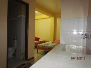 Rúm í herbergi á TRIPLE JS INN-SAGADA
