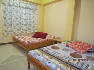 Rúm í herbergi á TRIPLE JS INN-SAGADA