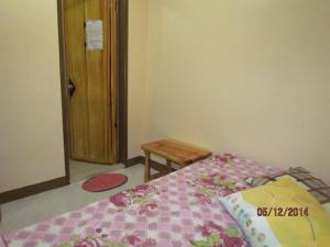 Rúm í herbergi á TRIPLE JS INN-SAGADA