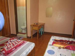 Rúm í herbergi á TRIPLE JS INN-SAGADA