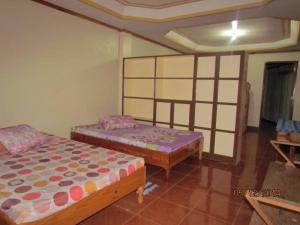 Rúm í herbergi á TRIPLE JS INN-SAGADA