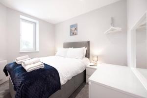 um quarto branco com 2 camas e uma janela em Space Apartments - Library House, Secure Parking, fast Wifi, Central Brentwood em Brentwood