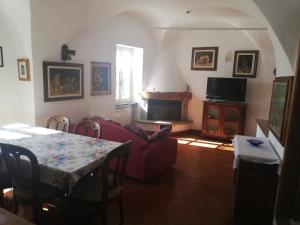 A television and/or entertainment centre at A ca' du Risso - Appartamento - Sea & outdoor for families, bikers and climbers
