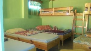 Rúm í herbergi á TRIPLE JS INN-SAGADA