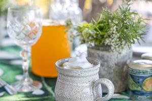 una mesa con una taza de crema batida y un vaso en Seaforth Country House, en Ballito
