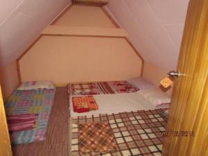 Rúm í herbergi á TRIPLE JS INN-SAGADA
