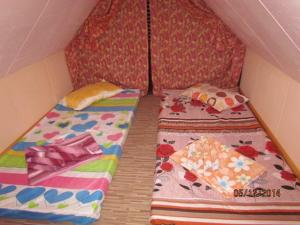 Rúm í herbergi á TRIPLE JS INN-SAGADA