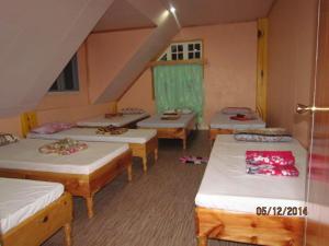 Rúm í herbergi á TRIPLE JS INN-SAGADA