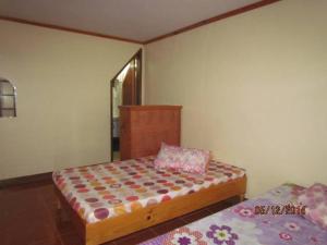 Rúm í herbergi á TRIPLE JS INN-SAGADA
