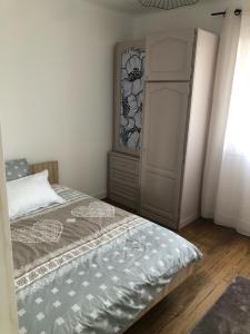 ein Schlafzimmer mit einem Bett, einem Schrank und einem Fenster in der Unterkunft Cocon en bord de Canal du Midi - T3 parking - Matabiau in Toulouse