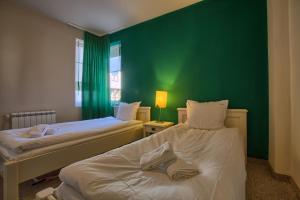 Postel nebo postele na pokoji v ubytování Bansko Royal Towers - 2BD Flat with Parking by Flat Mаnager