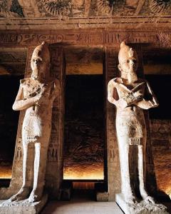 deux statues se dressent devant un mur dans l'établissement Yat’s realty, à Jacksonville