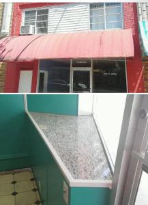 deux images d'un bâtiment avec un toit et une fenêtre dans l'établissement Yat’s realty, à Jacksonville