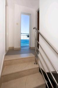 - un couloir avec des escaliers offrant une vue sur l'océan dans l'établissement Beach pearl 2, à Jesenice