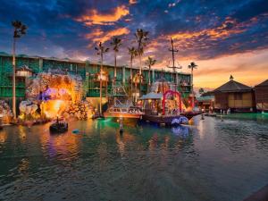 un complejo con un parque acuático con barcos en el agua en SKY PARADISE スカイパラダイス　ラクエン en Oita