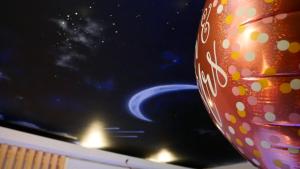 L'Escapade Inattendue في كاليه: بيضة حمراء بنقاط البولكا موجودة على الرف