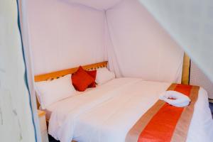 Una cama o camas en una habitación de Kalash Parkaze And Tent Inn