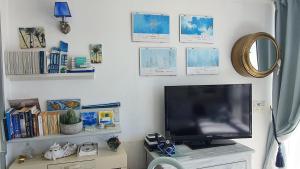 プラヤ・ブランカにあるPlaya Blanca Sea Viewの薄型テレビ(テレビ台の上に座る)