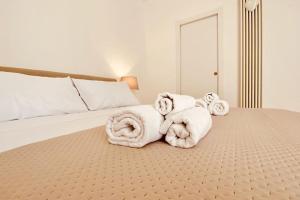 a bedroom with white towels on a bed at casa Re Manfredi 12 in Bari