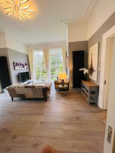 a living room with a bed and a table at Luxury garden flat under the Castle in Kent