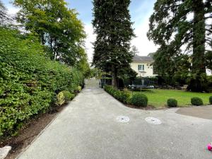 uma entrada em frente a uma casa com árvores em Residence Mont-Blanc em Genebra