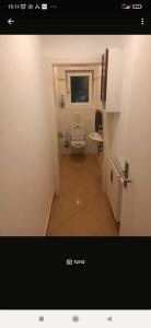 a small bathroom with a toilet and a sink at Entspannter Rückzugsort in Vilshofen an der Donau