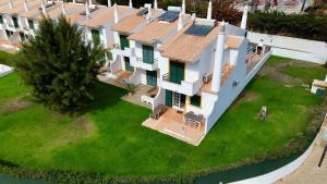 - une vue aérienne sur une grande maison blanche avec une cour dans l'établissement Casa Galé - Joia das Sesmarias 600mts praia, à Albufeira