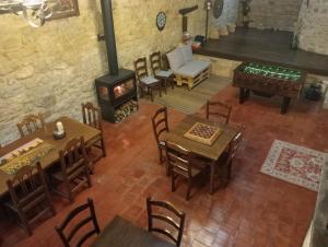 vistas a un restaurante con mesas y estufa de leña en LA CASONA DE ESCALADA, en Escalada