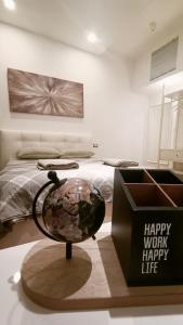 a happy work happy life statue in a bedroom at Casa mia Metro A 100mt in Rome
